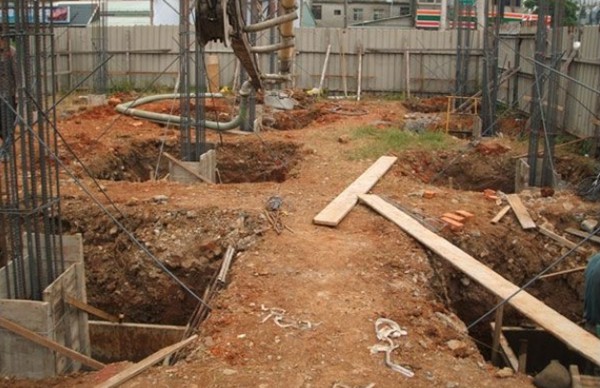 鄉(xiāng)村自建房，挖個(gè)坑插點(diǎn)鋼筋就算基礎(chǔ)？老包工頭忍不住笑了(圖2)