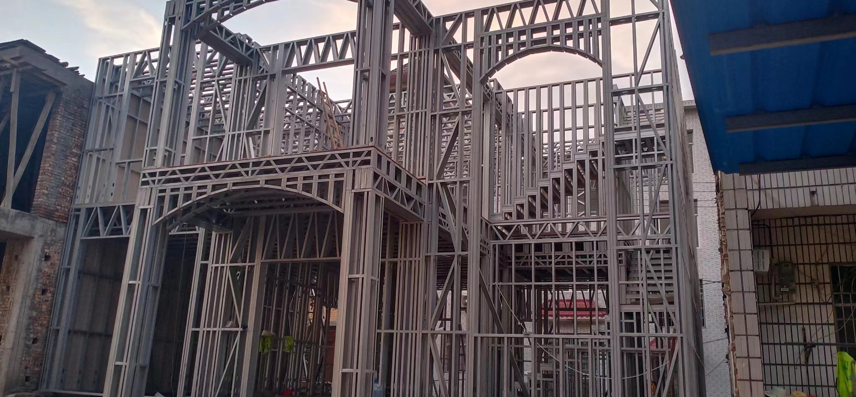 輕鋼房屋的內(nèi)部隔斷墻如何設(shè)計？