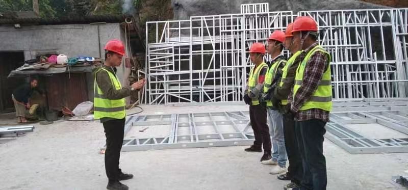 正在場(chǎng)地接受指導(dǎo)的睿婕輕鋼別墅施工團(tuán)隊(duì)