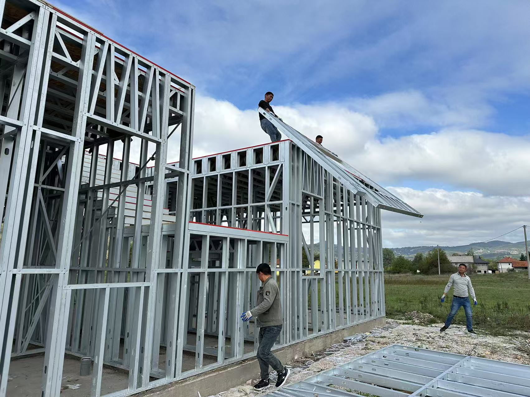 睿捷輕鋼別墅團(tuán)隊(duì)正在利用龍骨搭建別墅